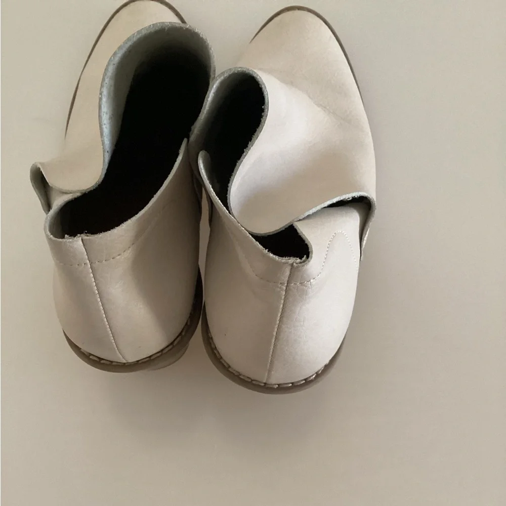 Universal Thread booties -SZ 8